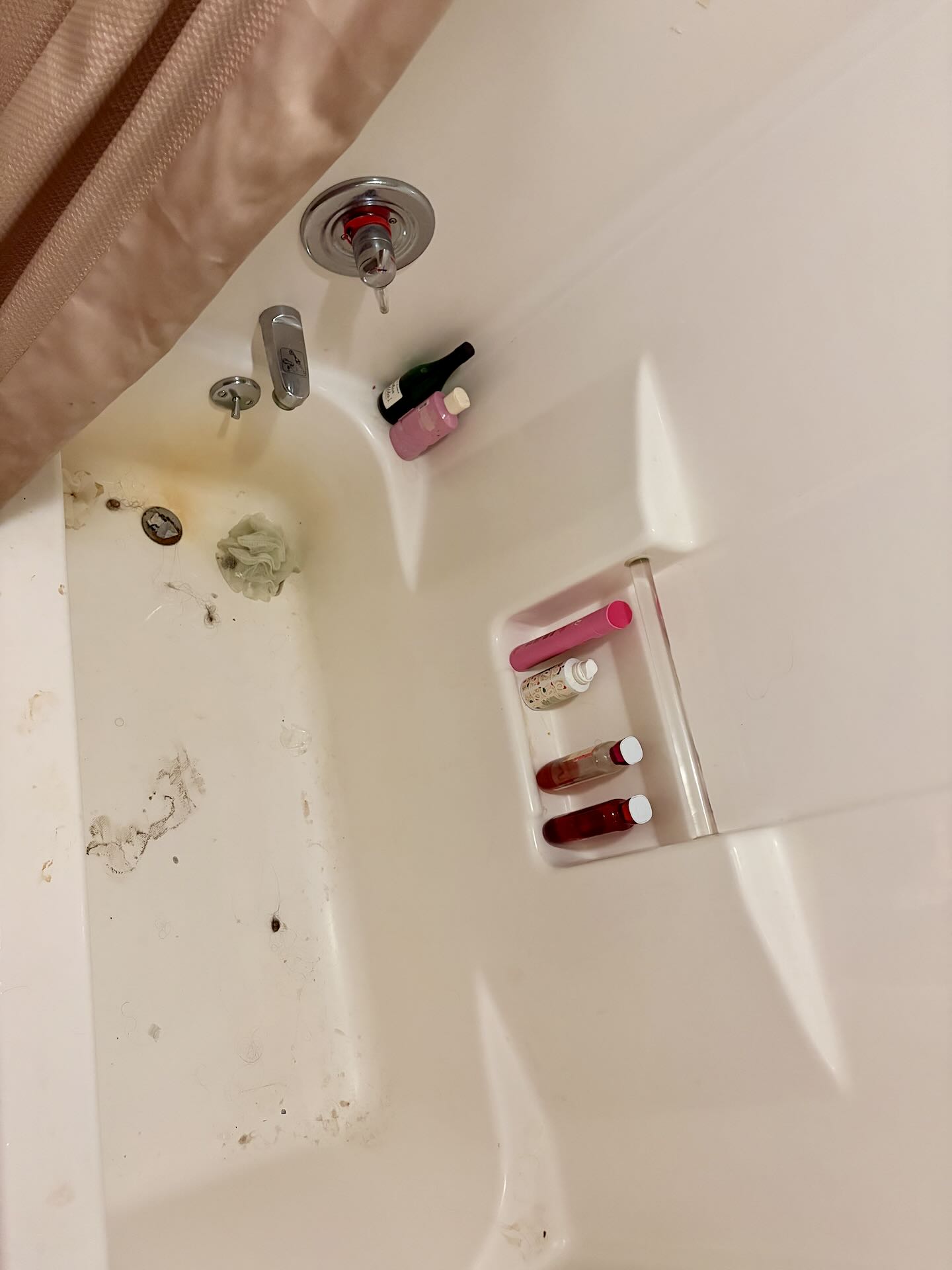 Bathtub before cleaning
